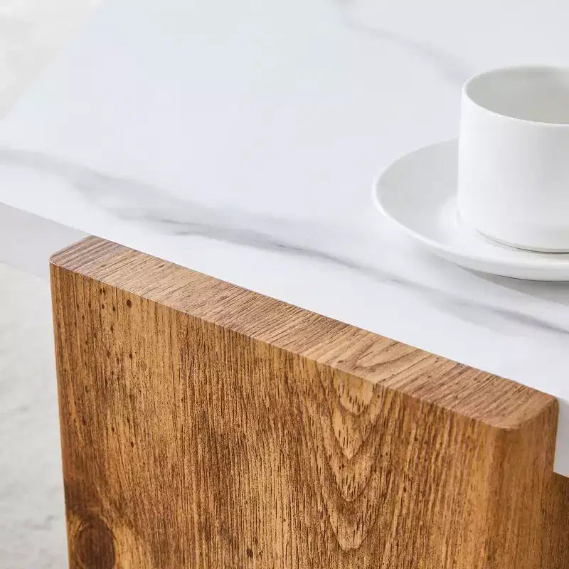 Tavolino da caffè MAYEERTY Bianco con piano in finto marmo e base triangolare in legno, 31 pollici