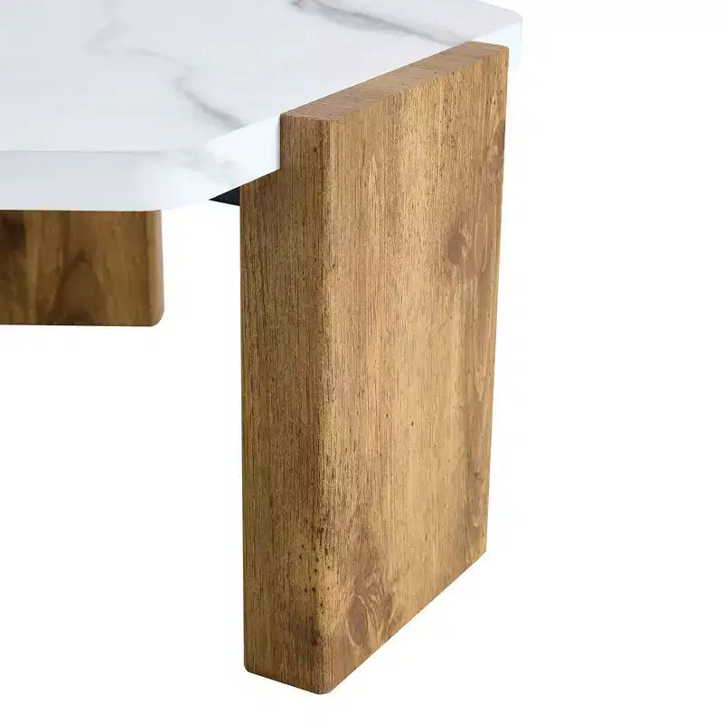 Tavolino da caffè MAYEERTY Bianco con piano in finto marmo e base triangolare in legno, 31 pollici