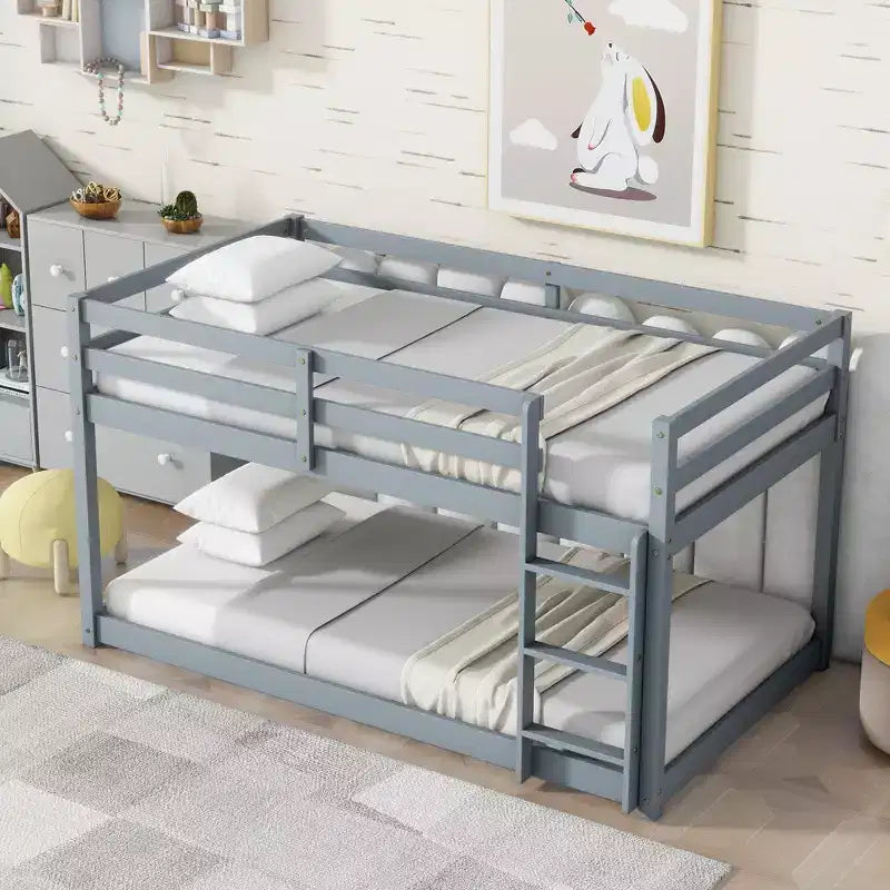 Letto a castello a due piani con scaletta e struttura in legno massello – Grigio
