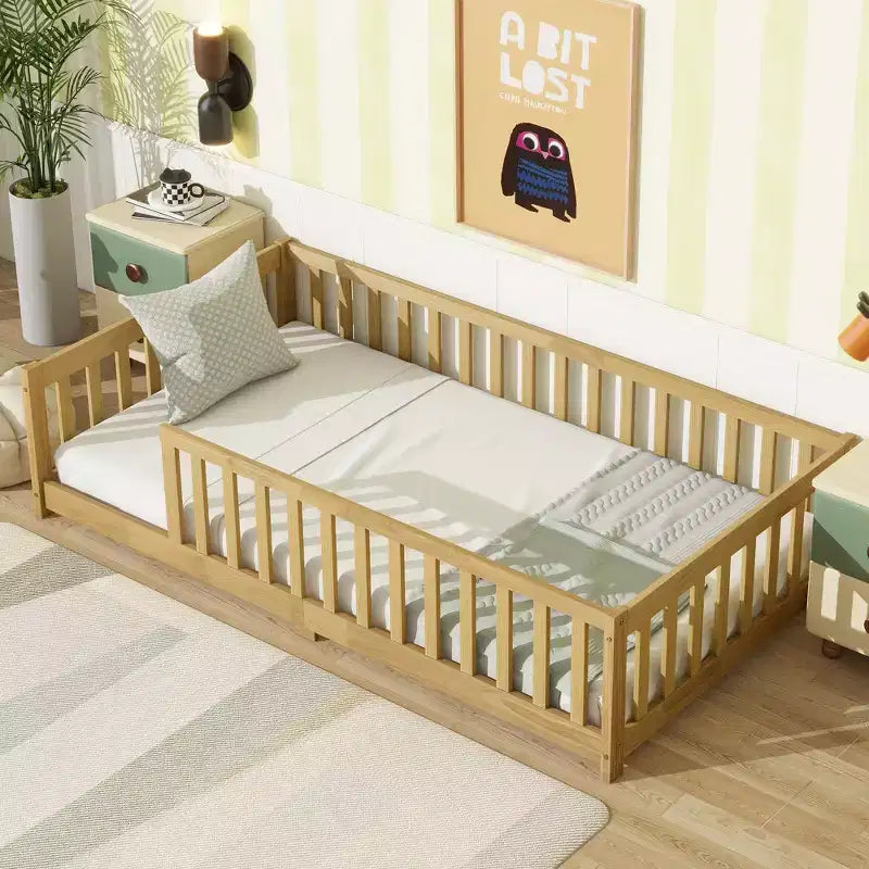 Letto a Castello Basso con Recinzione e Sponde – Legno di Caucciù, Beige