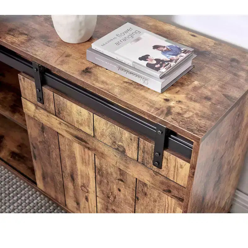 Scrivania a L con credenza con ante scorrevoli a fienile
