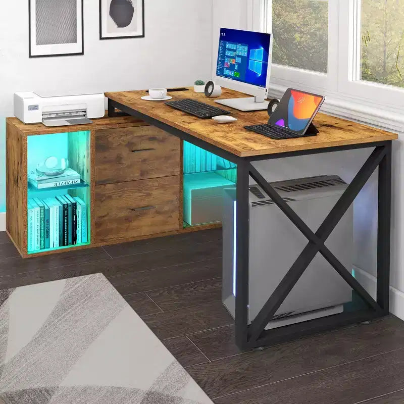 Scrivania a L marrone da 55 pollici, scrivania angolare reversibile per computer con cassetti e luci a LED, con 4 ripiani aperti in vetro
