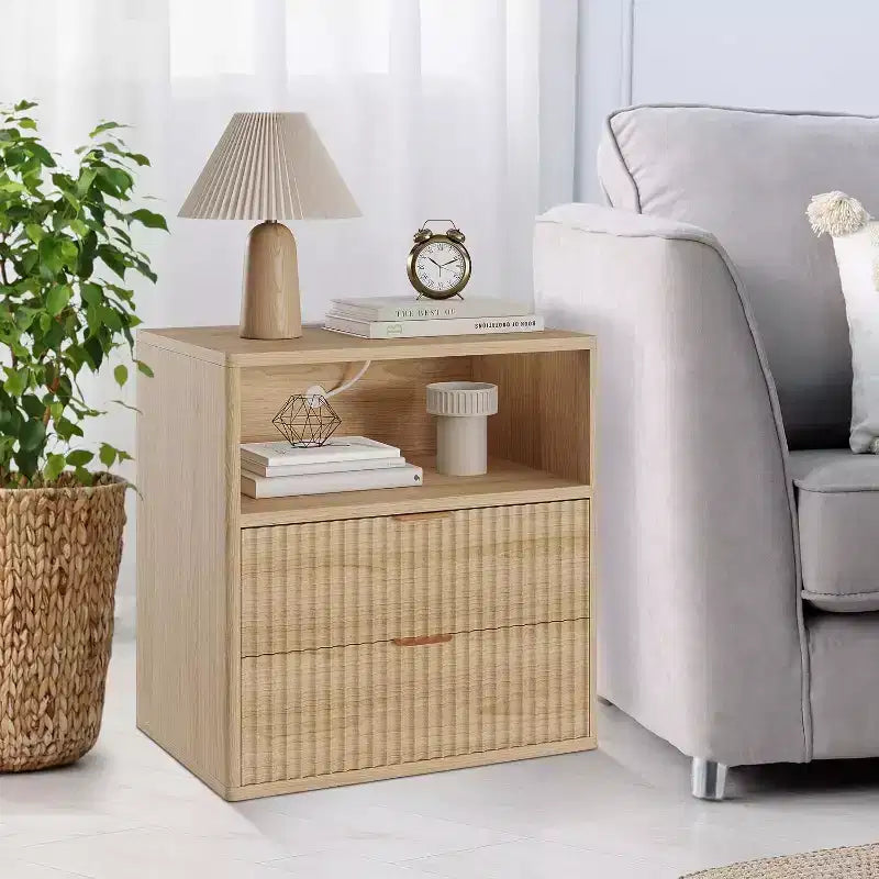 Comodino Fluted Farmhouse, Comodino Moderno Mid-Century da 23" con 2 Cassetti, Tavolino in Legno per Camera da Letto, Divano, Ufficio