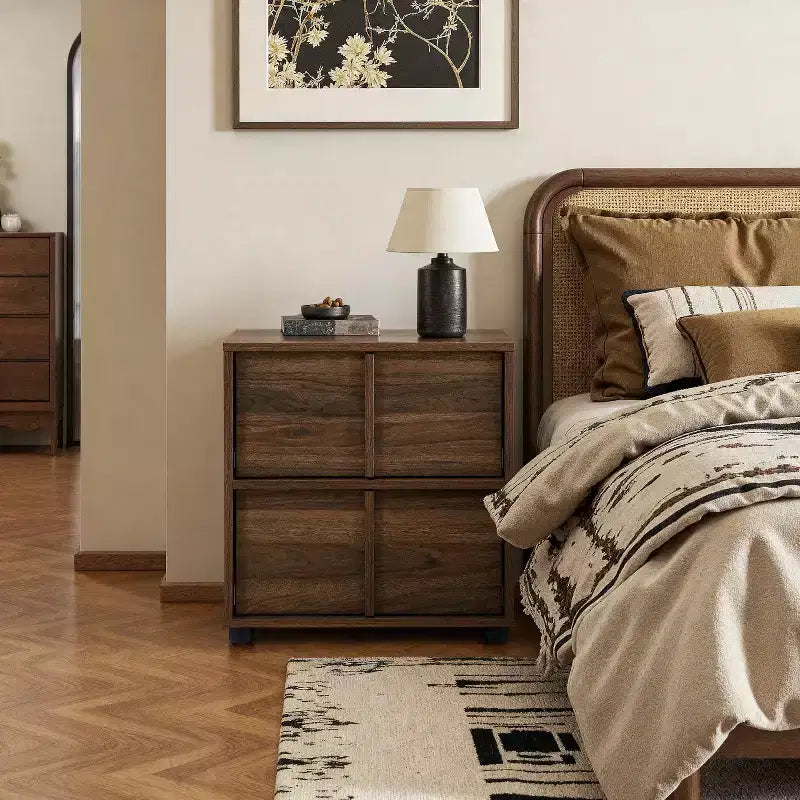 Comodino e tavolino laterale LuxenHome da 21,65" in noce con due cassetti in resistente legno ingegnerizzato, marrone