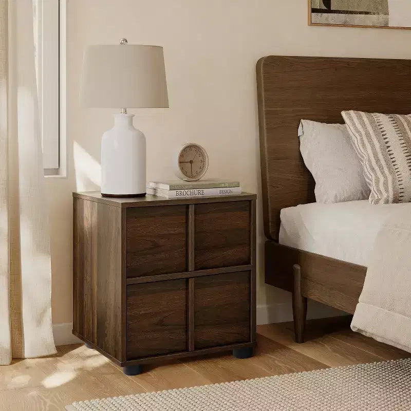 Comodino e tavolino laterale LuxenHome da 21,65" in noce con due cassetti in resistente legno ingegnerizzato, marrone