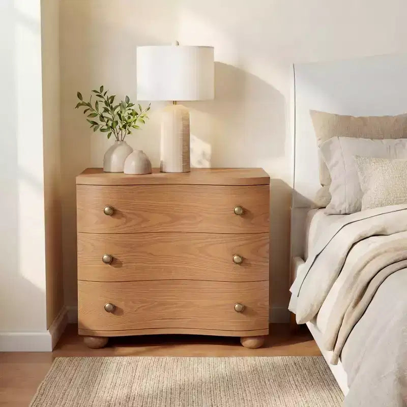Christopher Knight Home Comodino moderno in legno Chaeryeong a 3 cassetti con design a frontale curvo