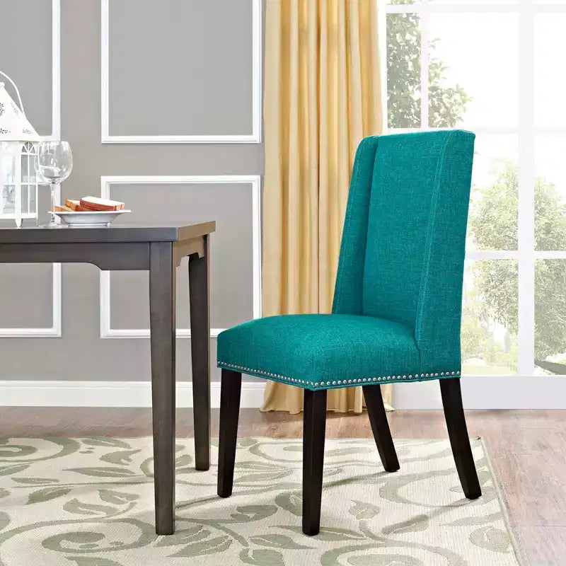 Sedia da pranzo in tessuto imbottito con borchie decorative