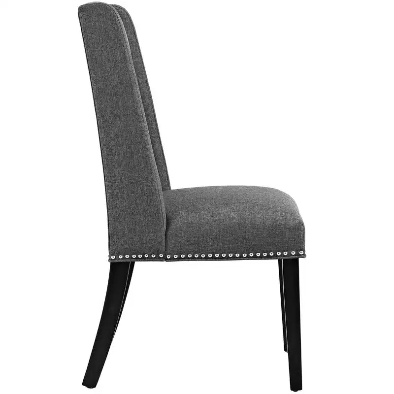 Sedia da pranzo in tessuto imbottito con borchie decorative