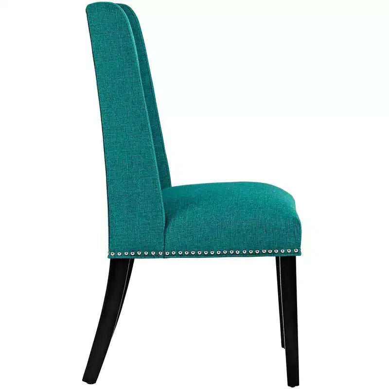 Sedia da pranzo in tessuto imbottito con borchie decorative