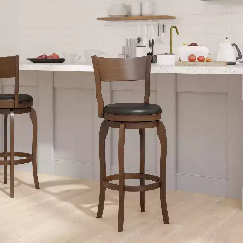 Sgabello da bar girevole in legno con sedile imbottito in similpelle