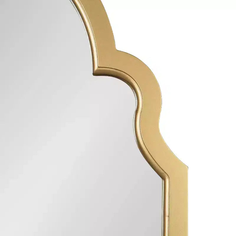 Specchio da parete ad arco con cornice in legno smerlata