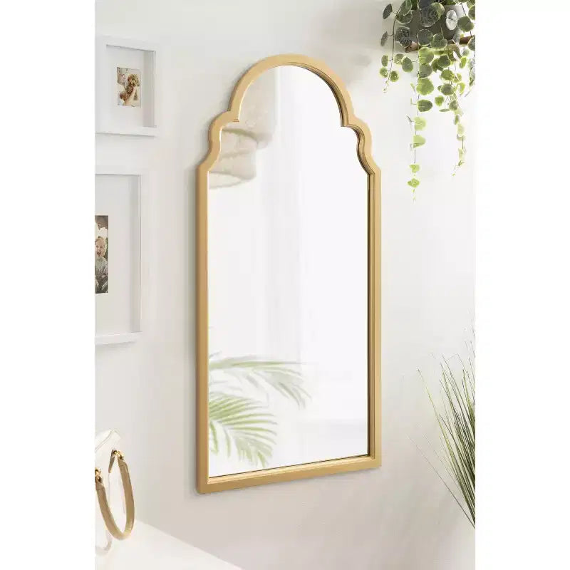 Specchio da parete ad arco con cornice in legno smerlata