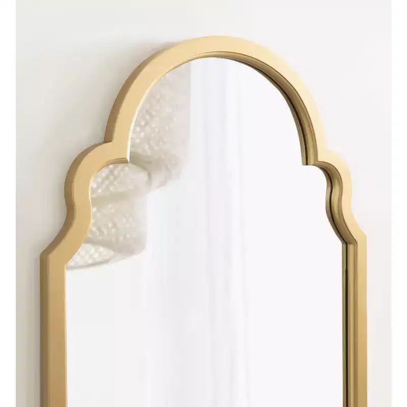 Specchio da parete ad arco con cornice in legno smerlata