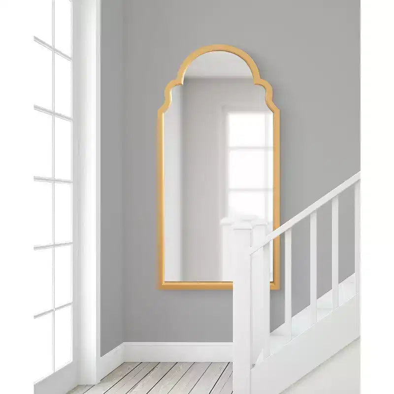 Specchio da parete ad arco con cornice in legno smerlata