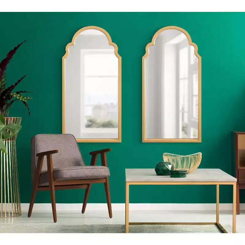Specchio da parete ad arco con cornice in legno smerlata