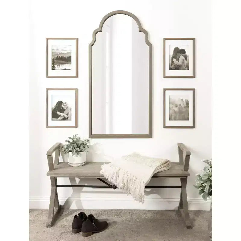Specchio da parete ad arco con cornice in legno smerlata