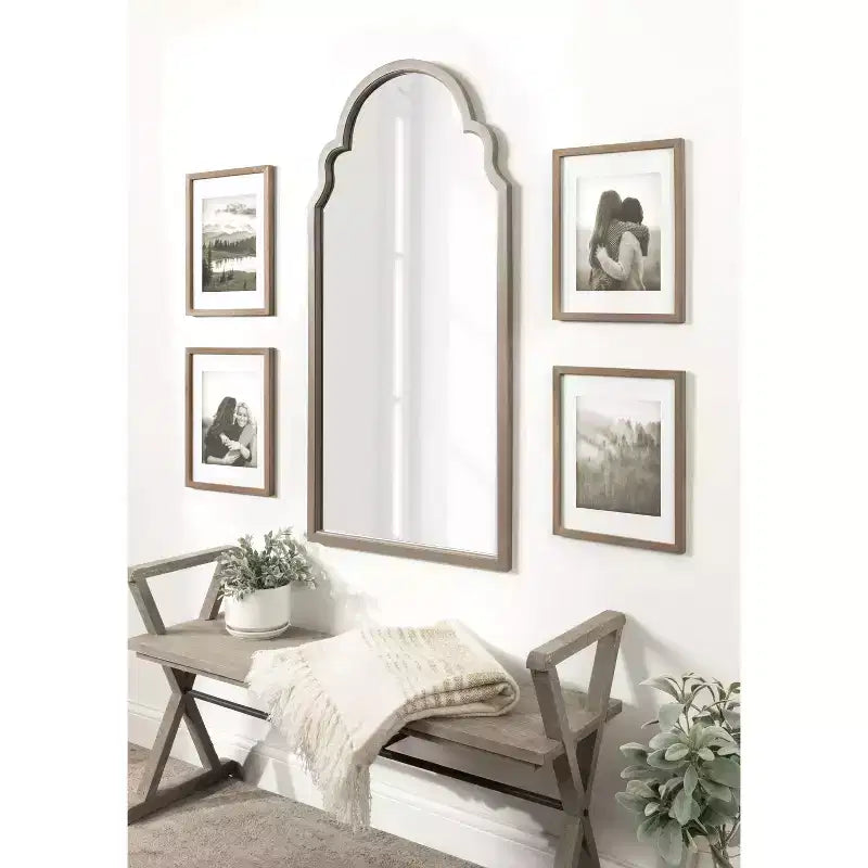 Specchio da parete ad arco con cornice in legno smerlata
