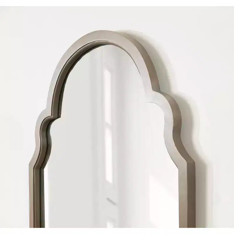 Specchio da parete ad arco con cornice in legno smerlata