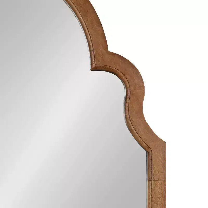 Specchio da parete ad arco con cornice in legno smerlata