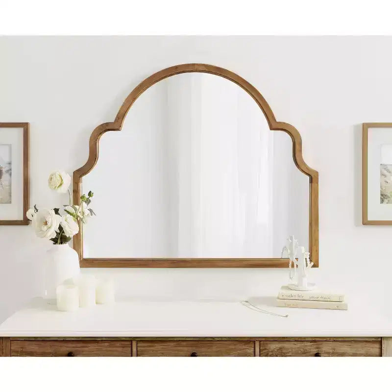 Specchio da parete ad arco con cornice in legno smerlata