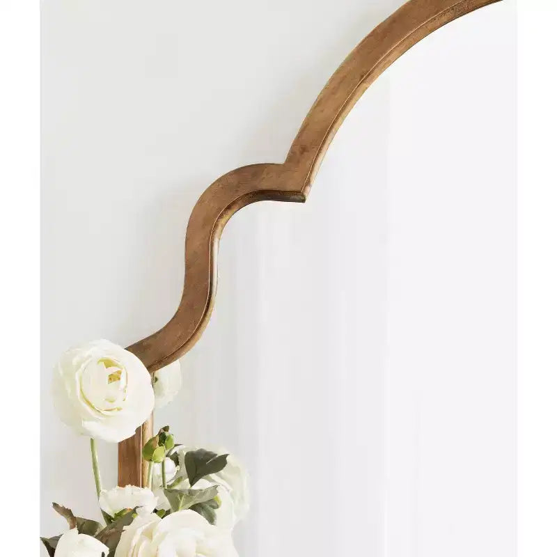Specchio da parete ad arco con cornice in legno smerlata