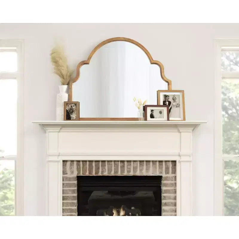 Specchio da parete ad arco con cornice in legno smerlata