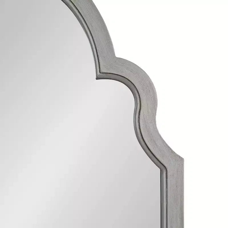Specchio da parete ad arco con cornice in legno smerlata