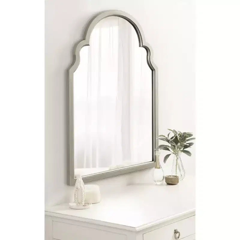 Specchio da parete ad arco con cornice in legno smerlata