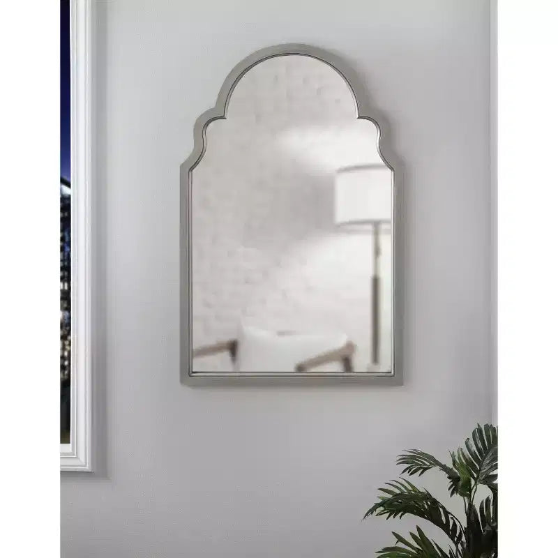 Specchio da parete ad arco con cornice in legno smerlata