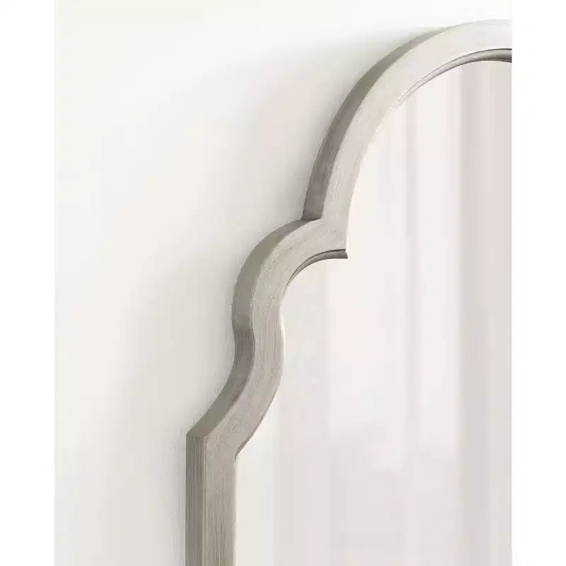 Specchio da parete ad arco con cornice in legno smerlata