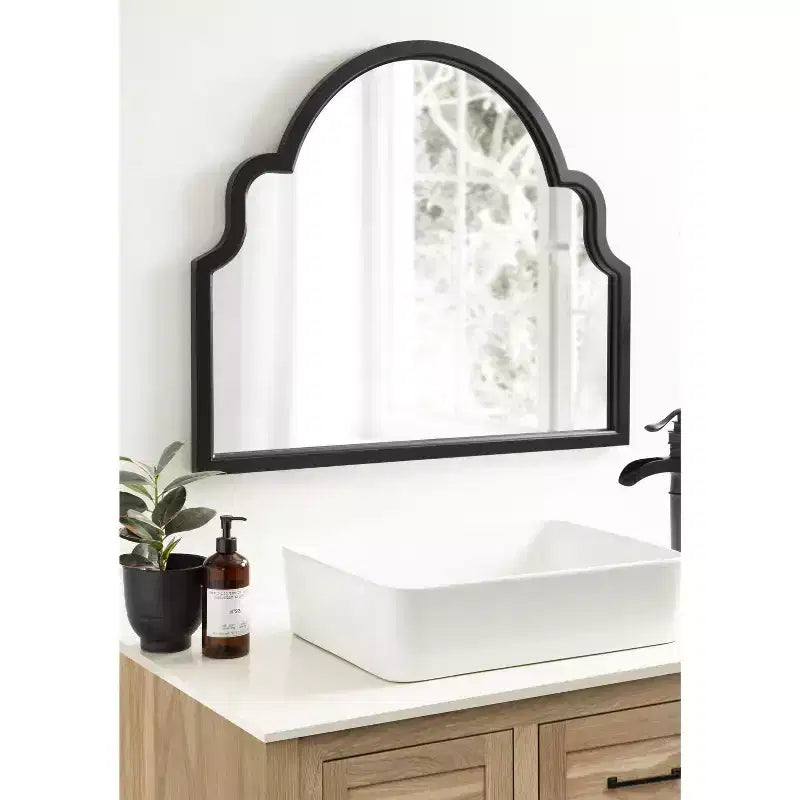 Specchio da parete ad arco con cornice in legno smerlata