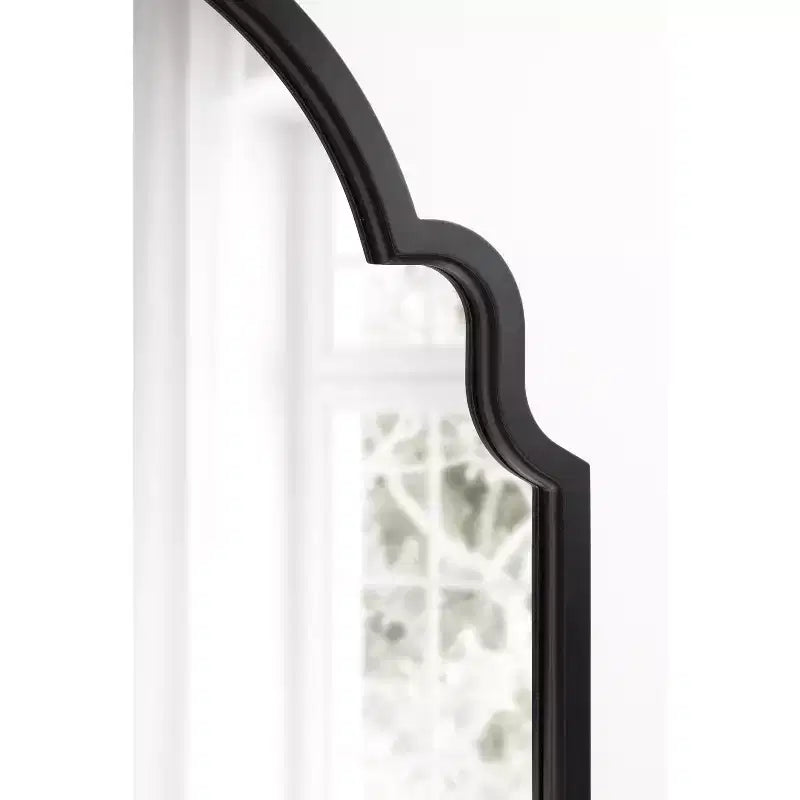 Specchio da parete ad arco con cornice in legno smerlata