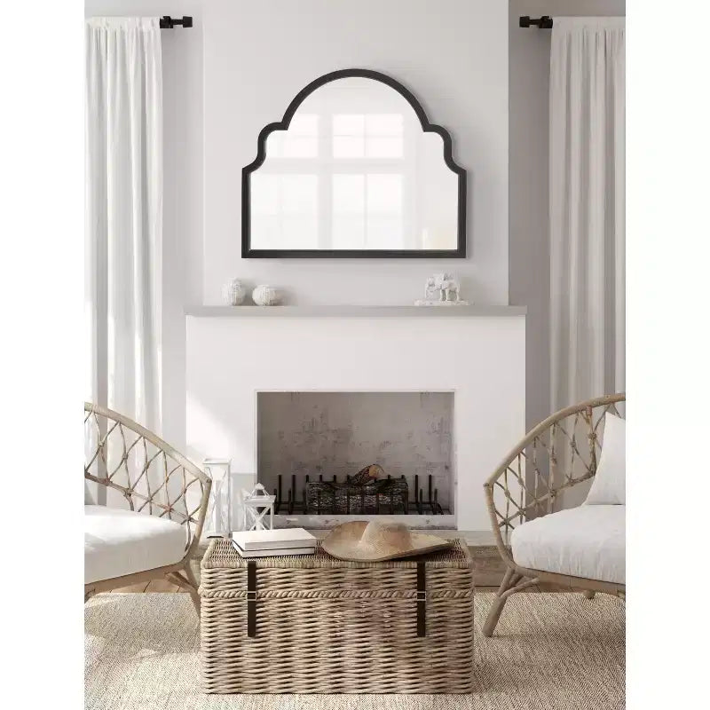 Specchio da parete ad arco con cornice in legno smerlata