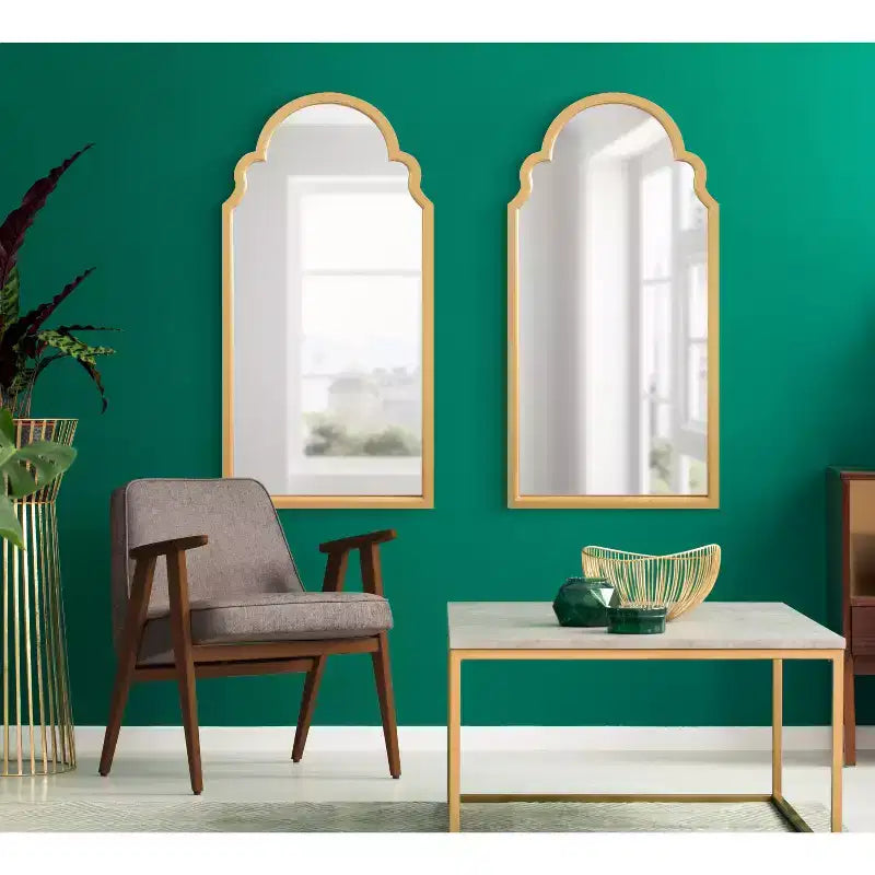Specchio da parete ad arco con cornice in legno smerlata